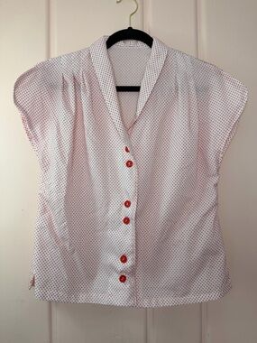 White and Red Dot Cap-Sleeve Button Front Top szSmall